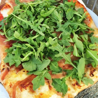 prosciutto and arugula pizza