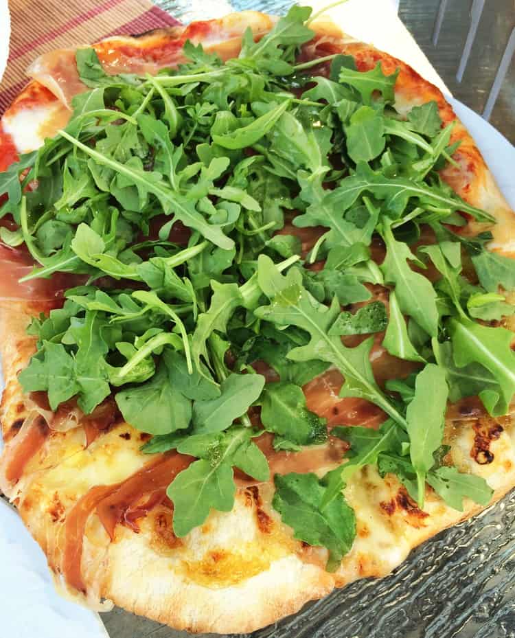 prosciutto and arugula pizza
