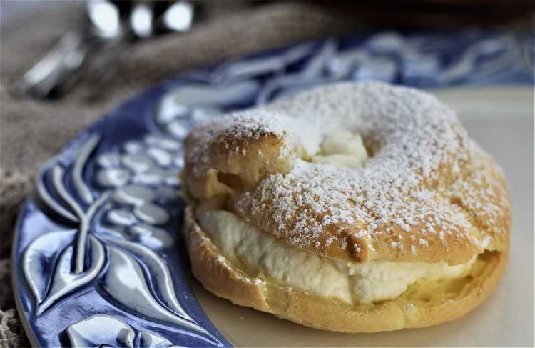  Baked Zeppole with Ricotta filling on blue and white plate