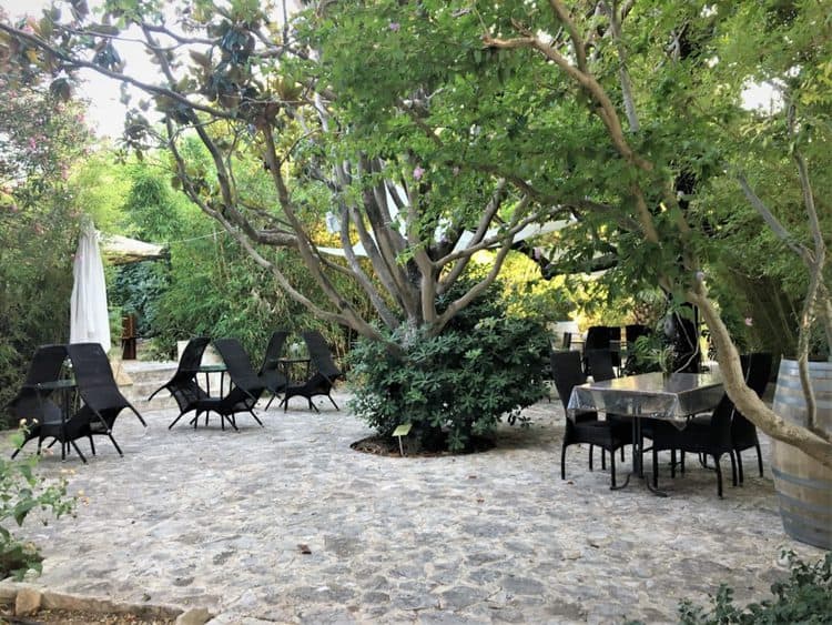 outdoor dining area at Tenuta Pizzolungo, Trapani