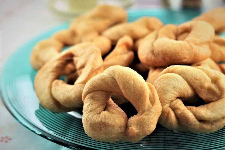 blue plate filled with sweet anise taralli