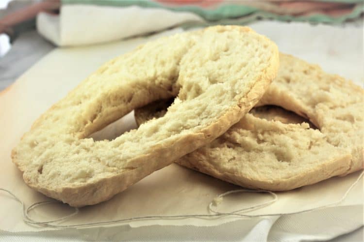 crispy bread rings or pani duru