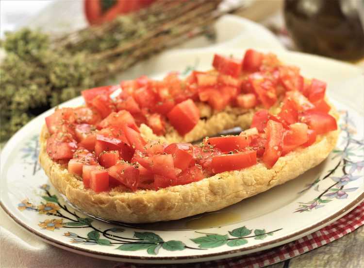 ring of hard bread or pani duru topped with tomatoes and oregano