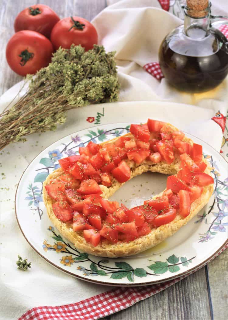 hard bread or pani duru topped with fresh tomatoes, olive oil and oregano