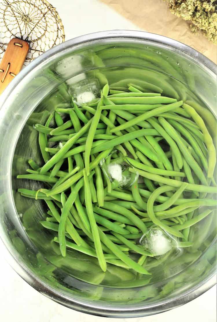 green beans in ice bath
