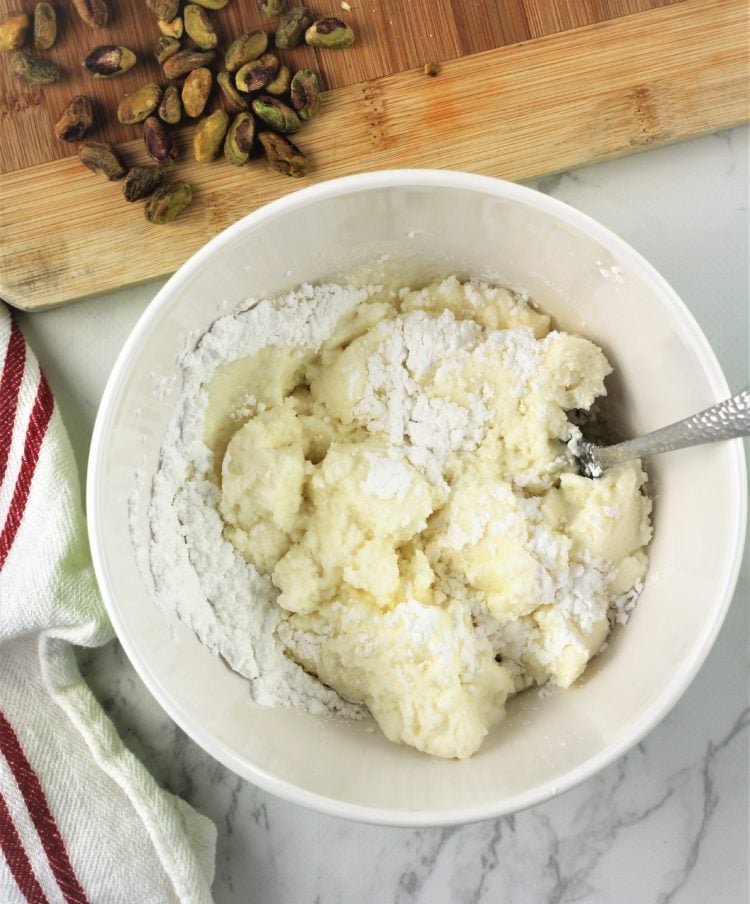 ricotta and powdered sugar in bowl with fork 
