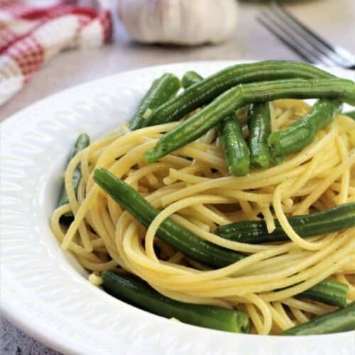 Spaghetti with green beans in bowl.