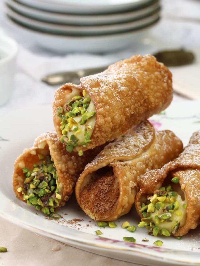 How to Make  Cannoli with Pastry Cream Filling