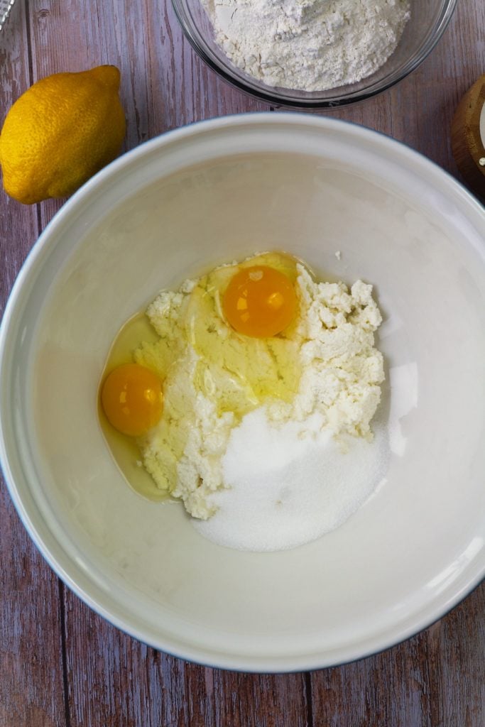 Bowl with eggs, sugar and ricotta.
