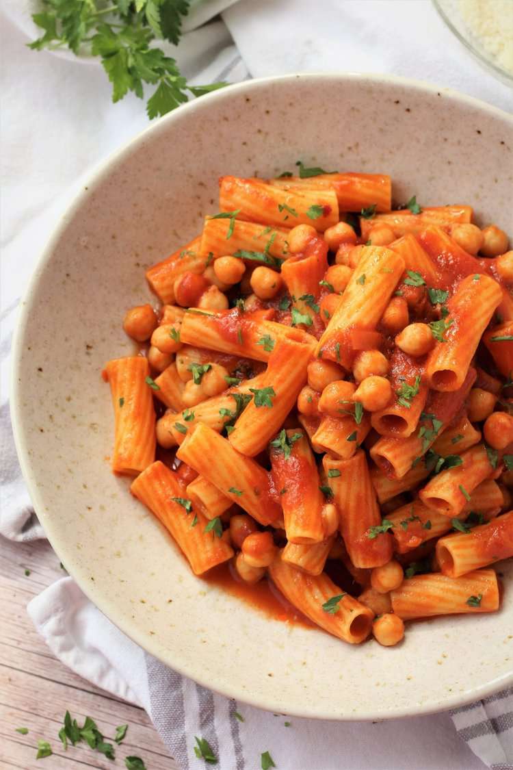 RIgatoni pasta with tomato sauce and chickpeas in bowl.