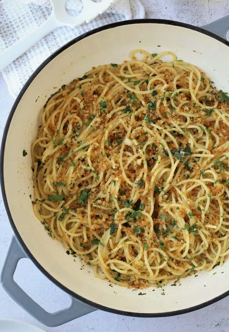 Spaghetti with anchovy and breadcrumbs in pan.