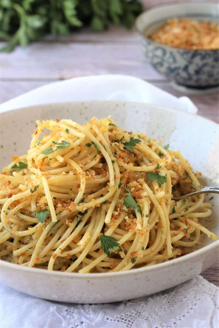 Spaghetti with breadcrumbs and anchovy in bowl.