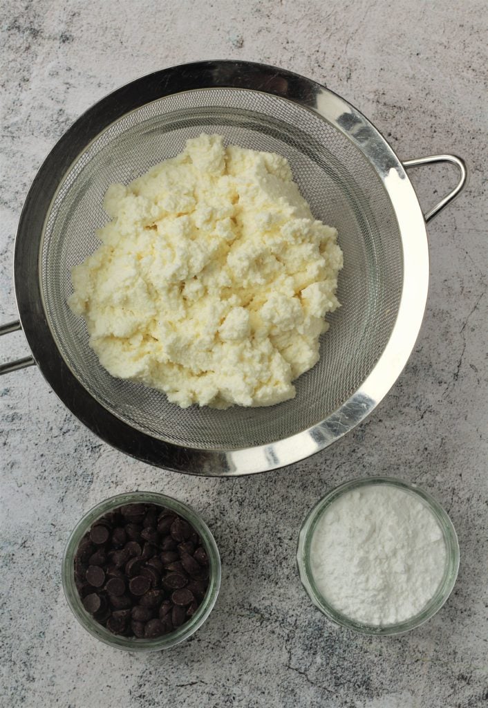 Bowls with ricotta, powdered sugar and chocolate chips.