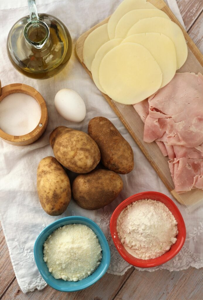 Potatoes, cheese, ham, egg, flour, cheese, olive oil and salt.
