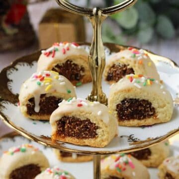 Sicilian fig cookies on cookie tray.
