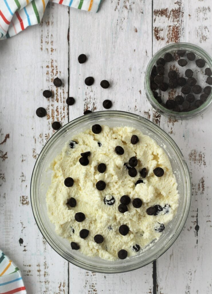 Ricotta cream with chocolate chips in bowl.
