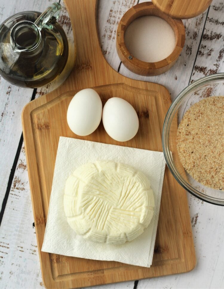 Tuma cheese, eggs, breadcrumbs, oil and salt.