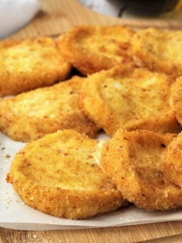 Fried tuma cheese pieces on wood board.