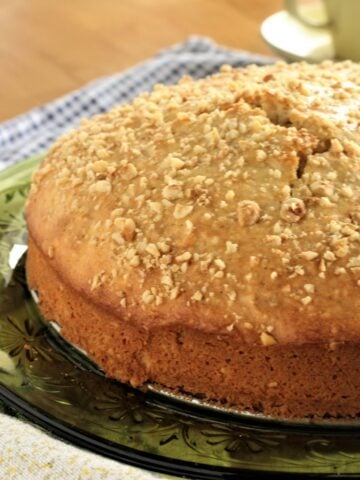 Sicilian cake with hazelnuts on green plate.