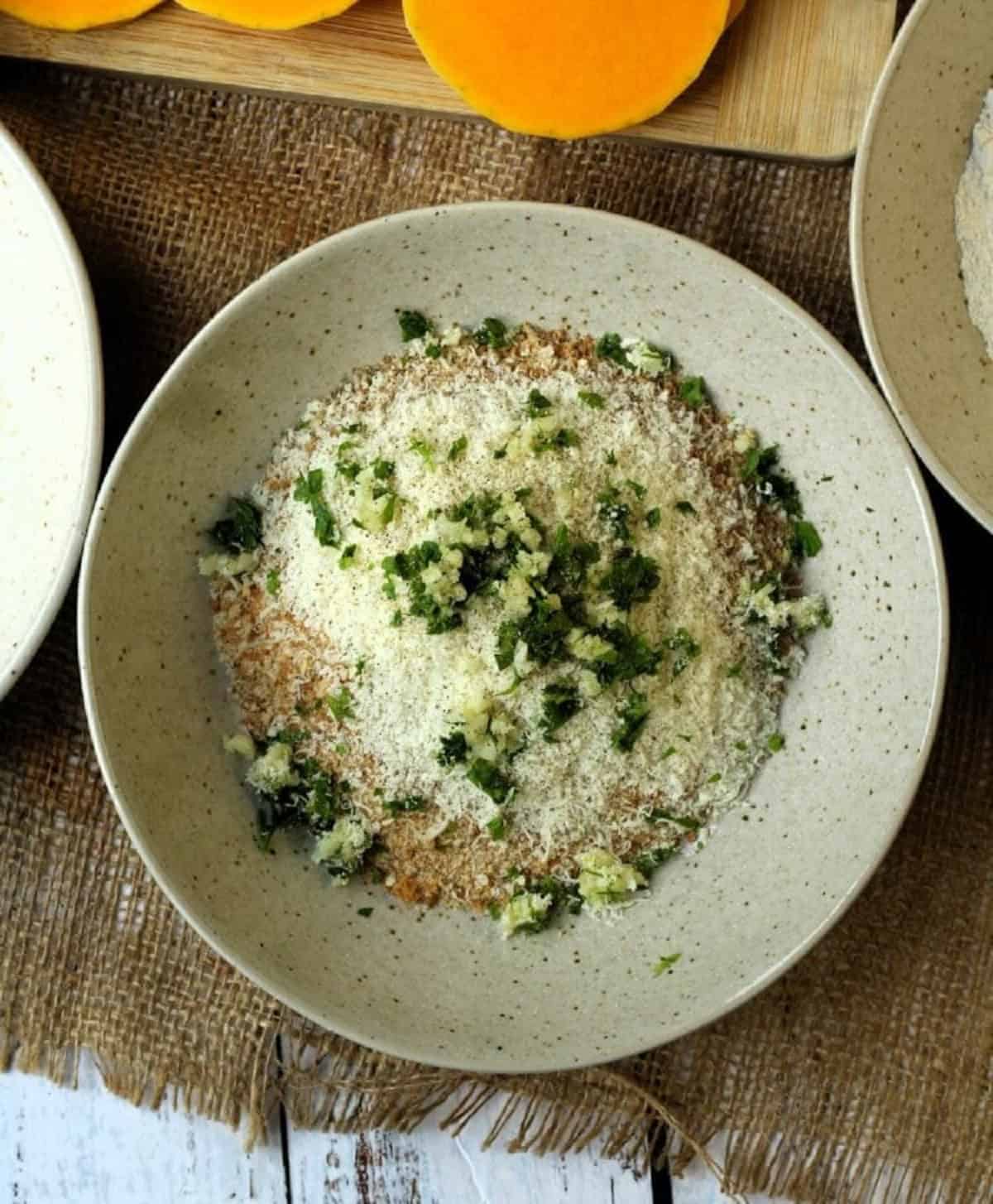 Breadcrumbs seasoned with parsley, garlic and grated Parmigiano cheese for cutlets.