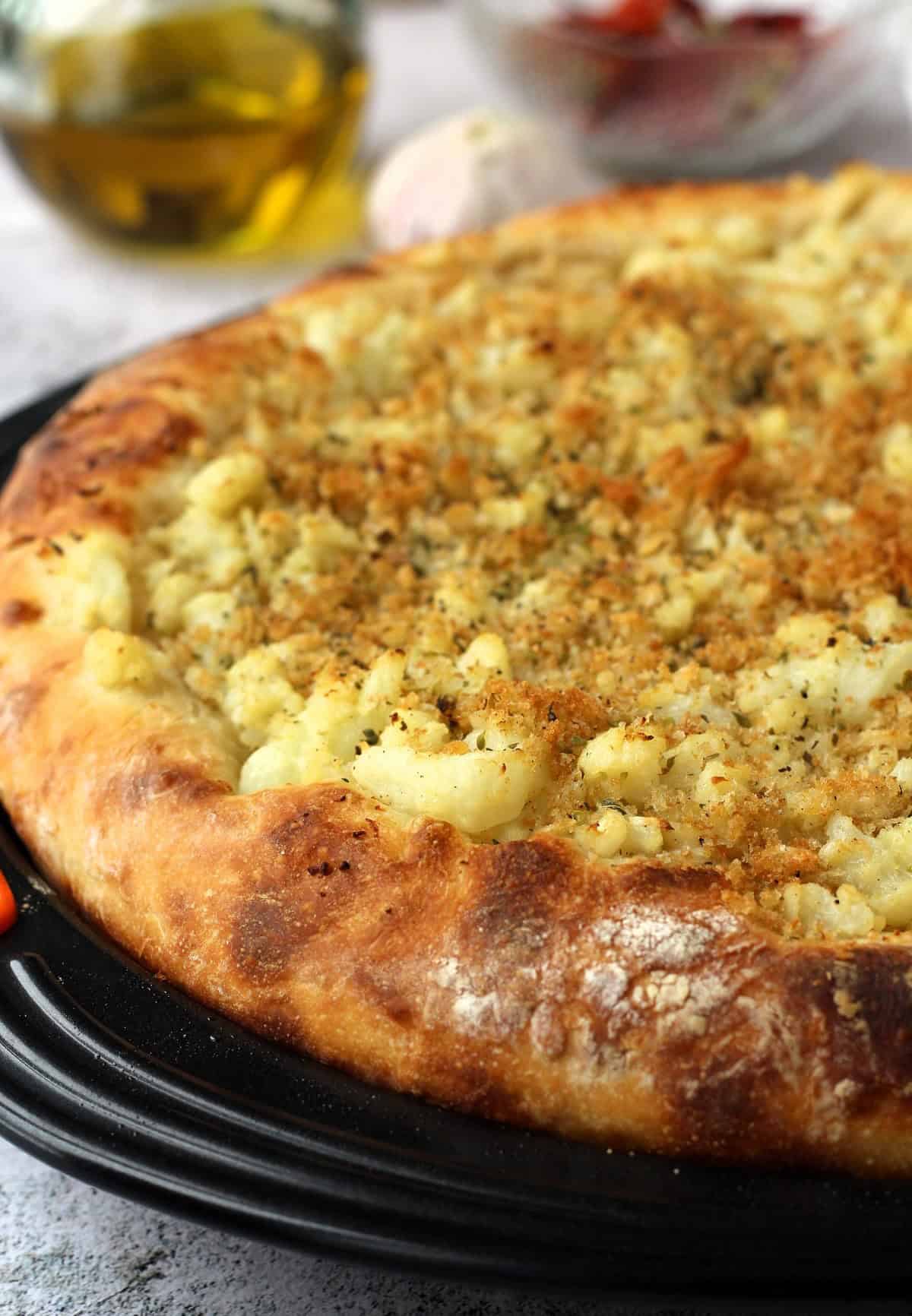 Cauliflower pizza topped with crispy breadcrumbs (muddica).