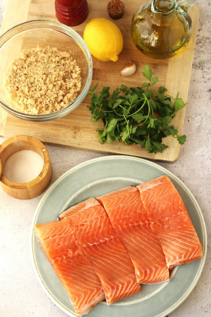 Salmon fillets, breadcrumbs, parsley, lemon, garlic, salt, pepper and olive oil.