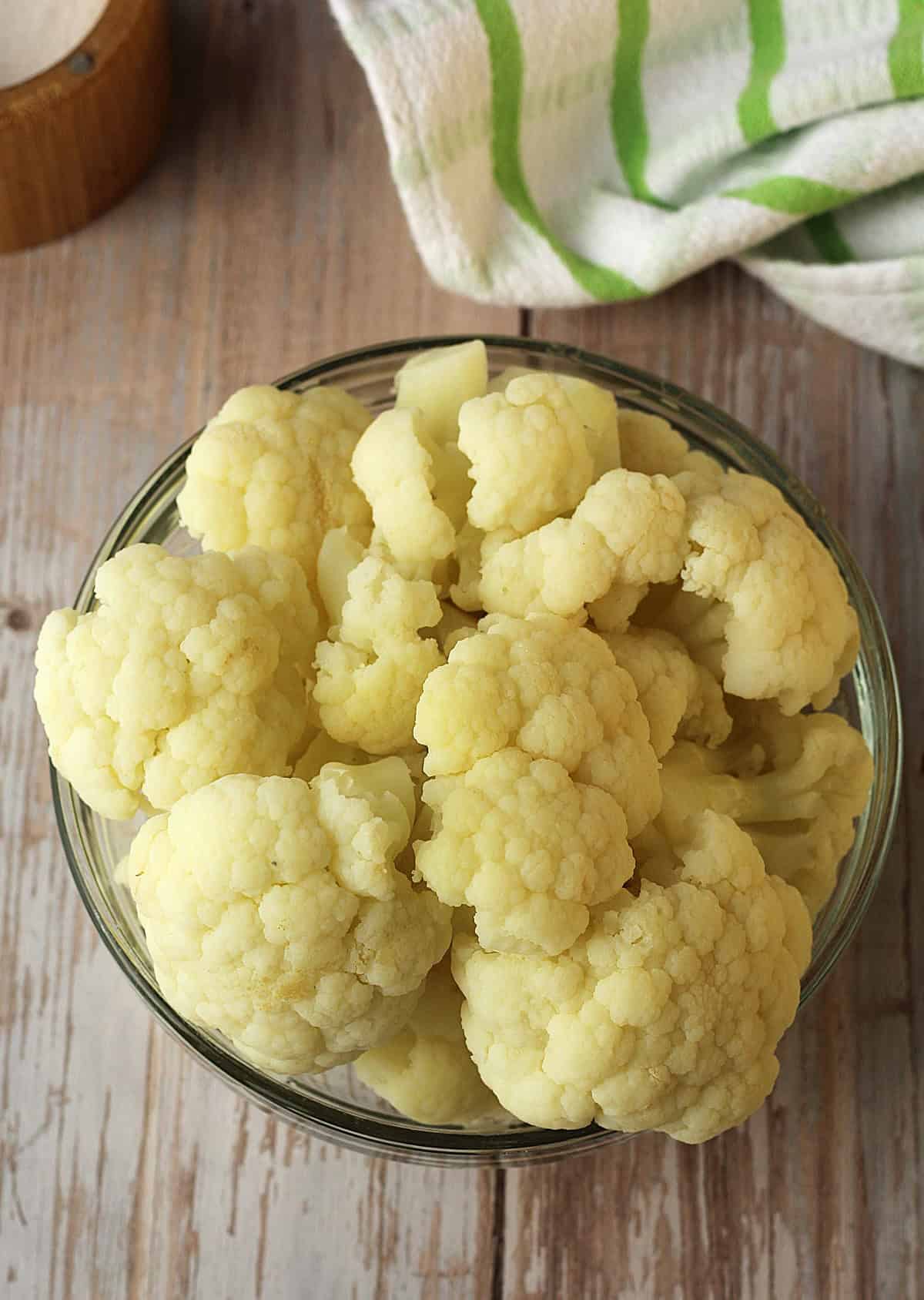 Bowl with boiled cauliflower florets.