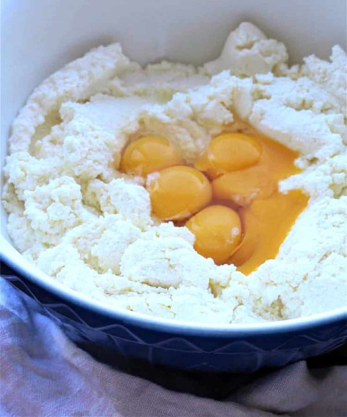 Whole eggs added to rice and ricotta mixture for pastiera.