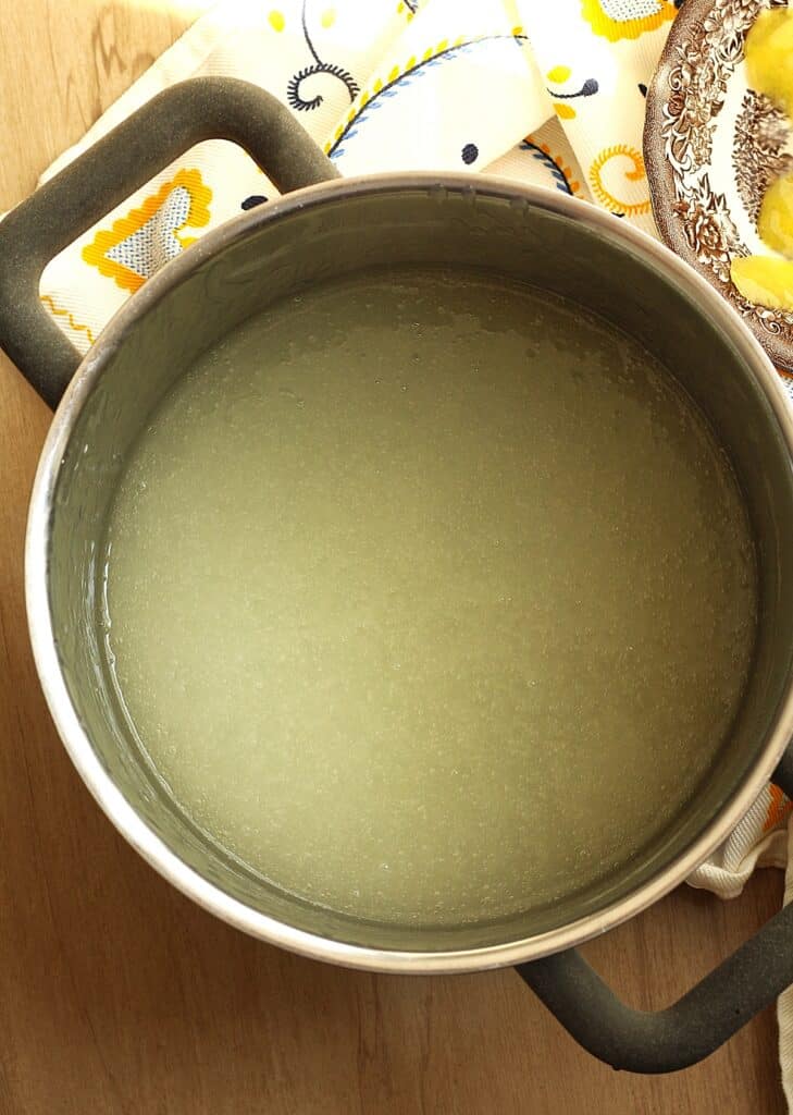 Thickened gelo di limone mixture in sauce pan.