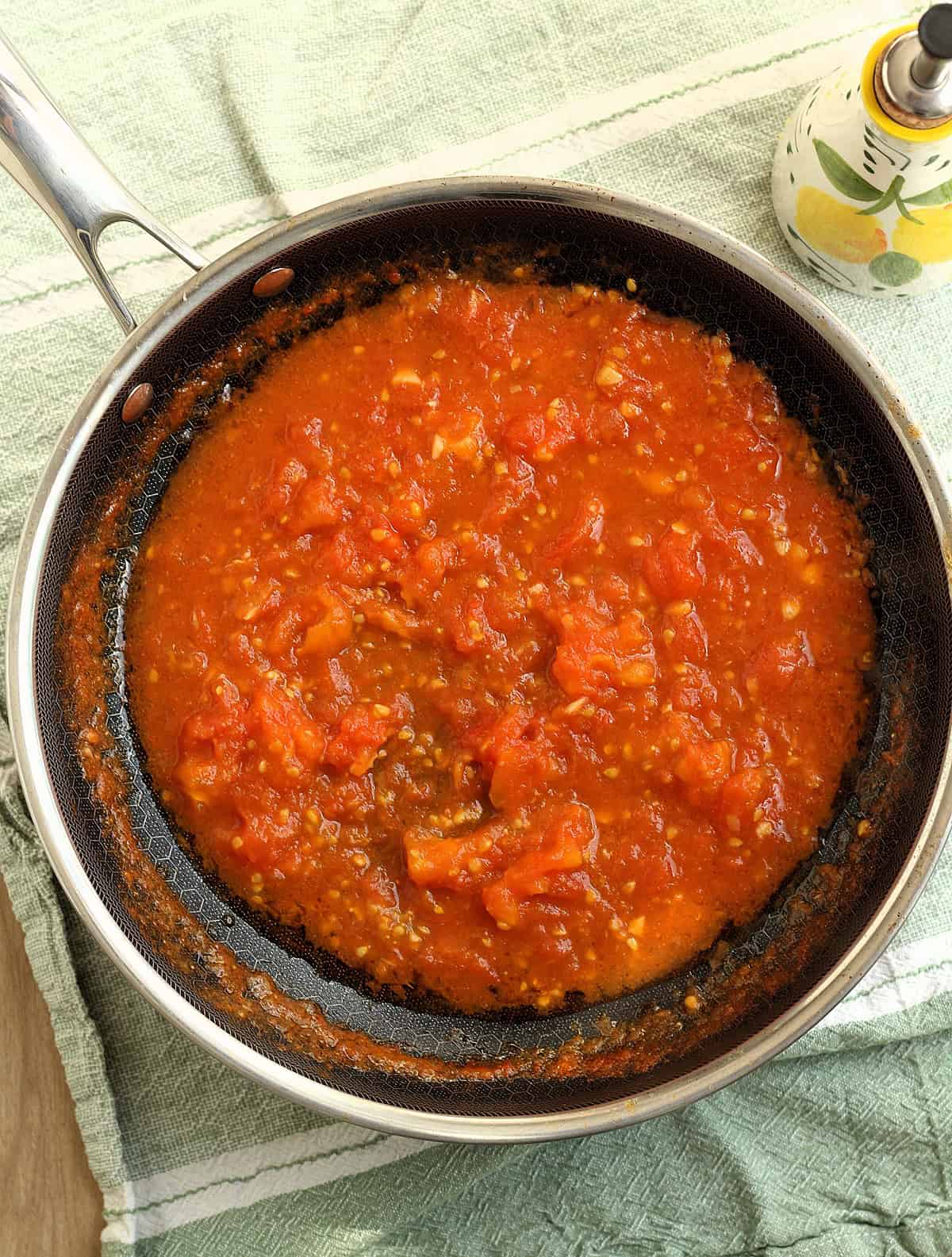 Cooked tomato pulp in skillet for stuffed tomatoes.