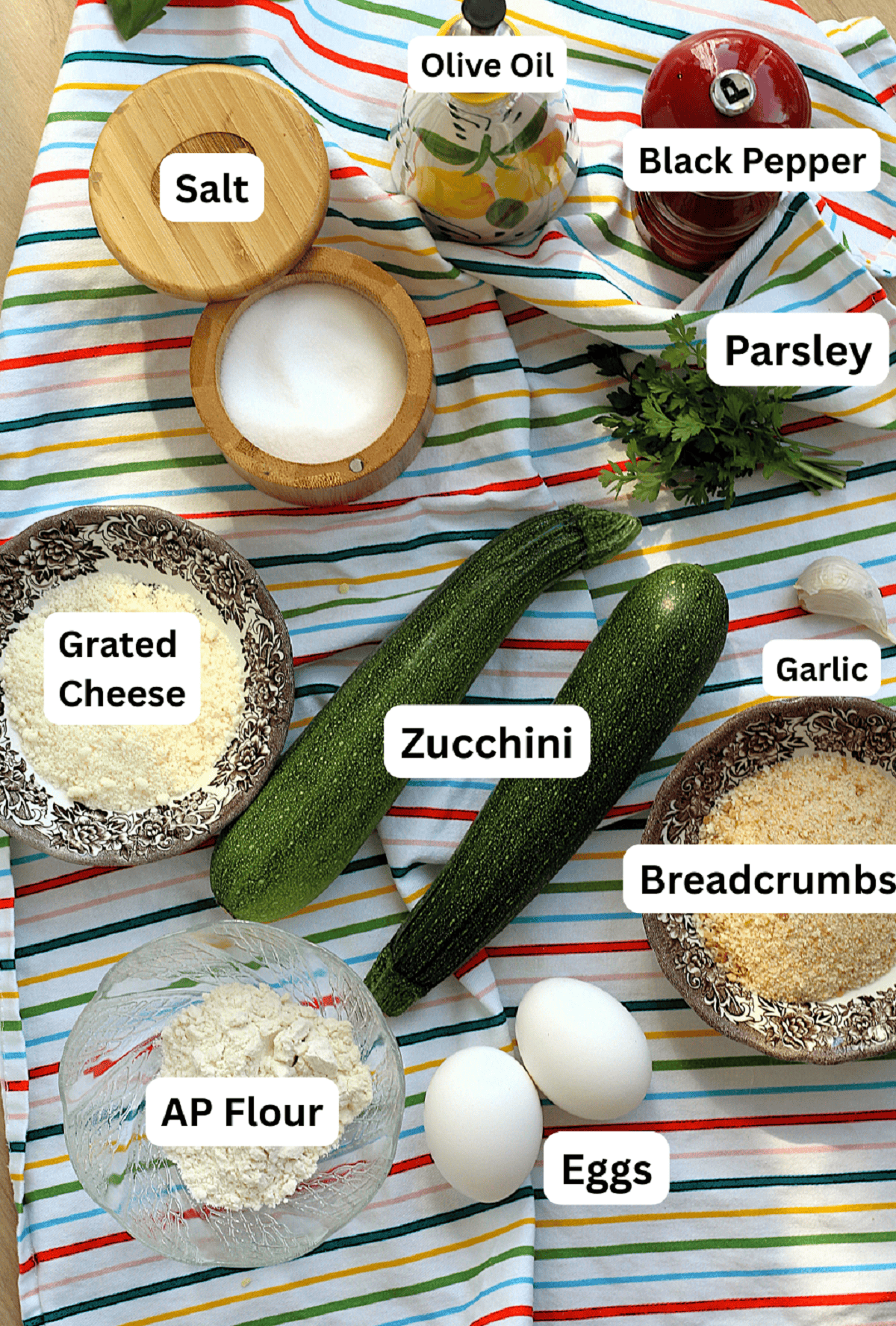 Zucchini, grated cheese, flour, eggs, breadcrumbs, garlic, parsley, oil, salt and pepper.