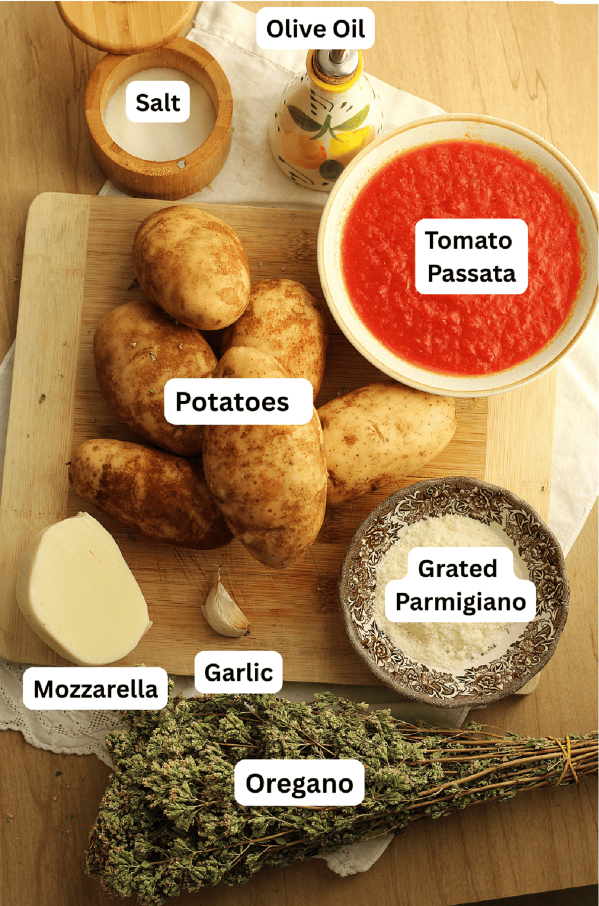 Tomato passata, grated cheese, oregano, mozzarella, garlic, potatoes, salt and oil.