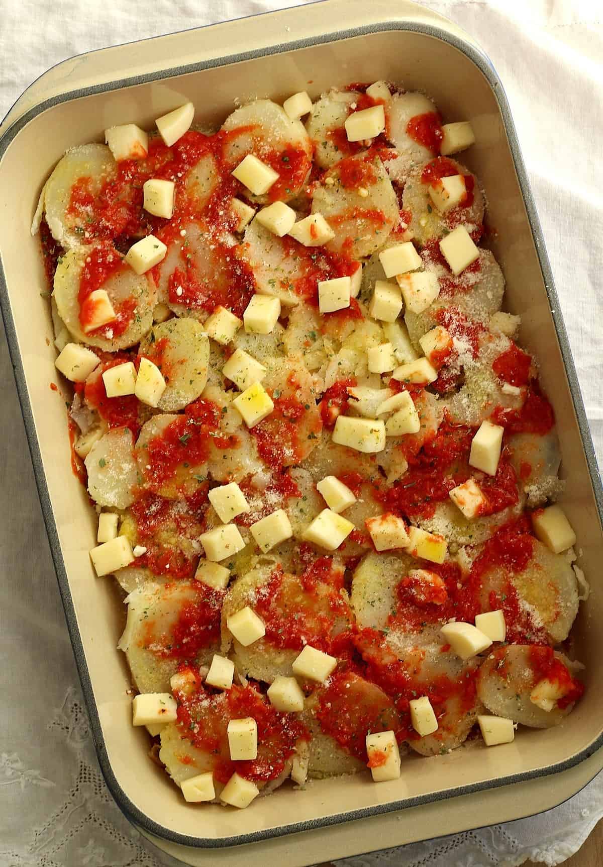 How to layer potatoes, tomato sauce and mozzarella for potatoes pizzaiola style.