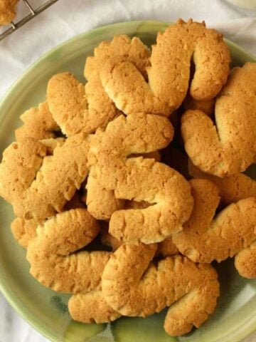 Plate full of biscotti squisiti-S cookies.