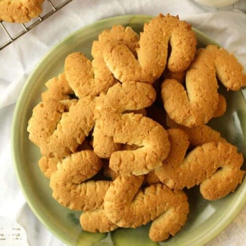 Plate full of biscotti squisiti-S cookies.