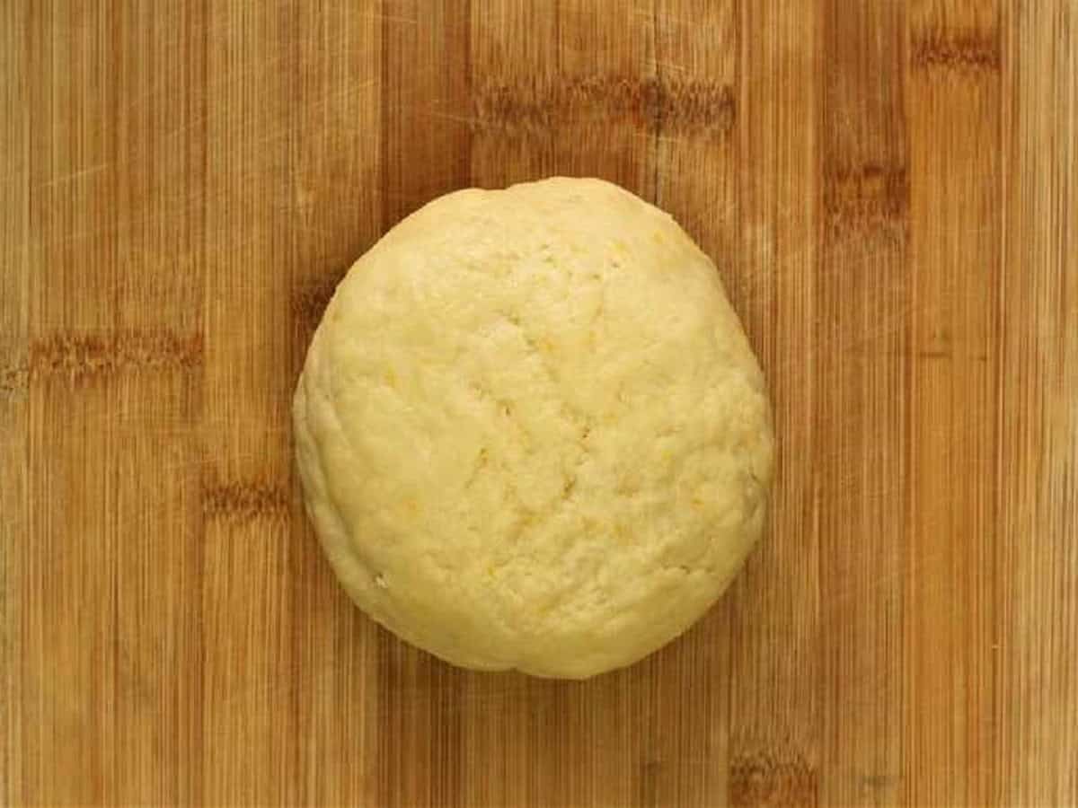 Biscotti regina dough shaped into a disc.