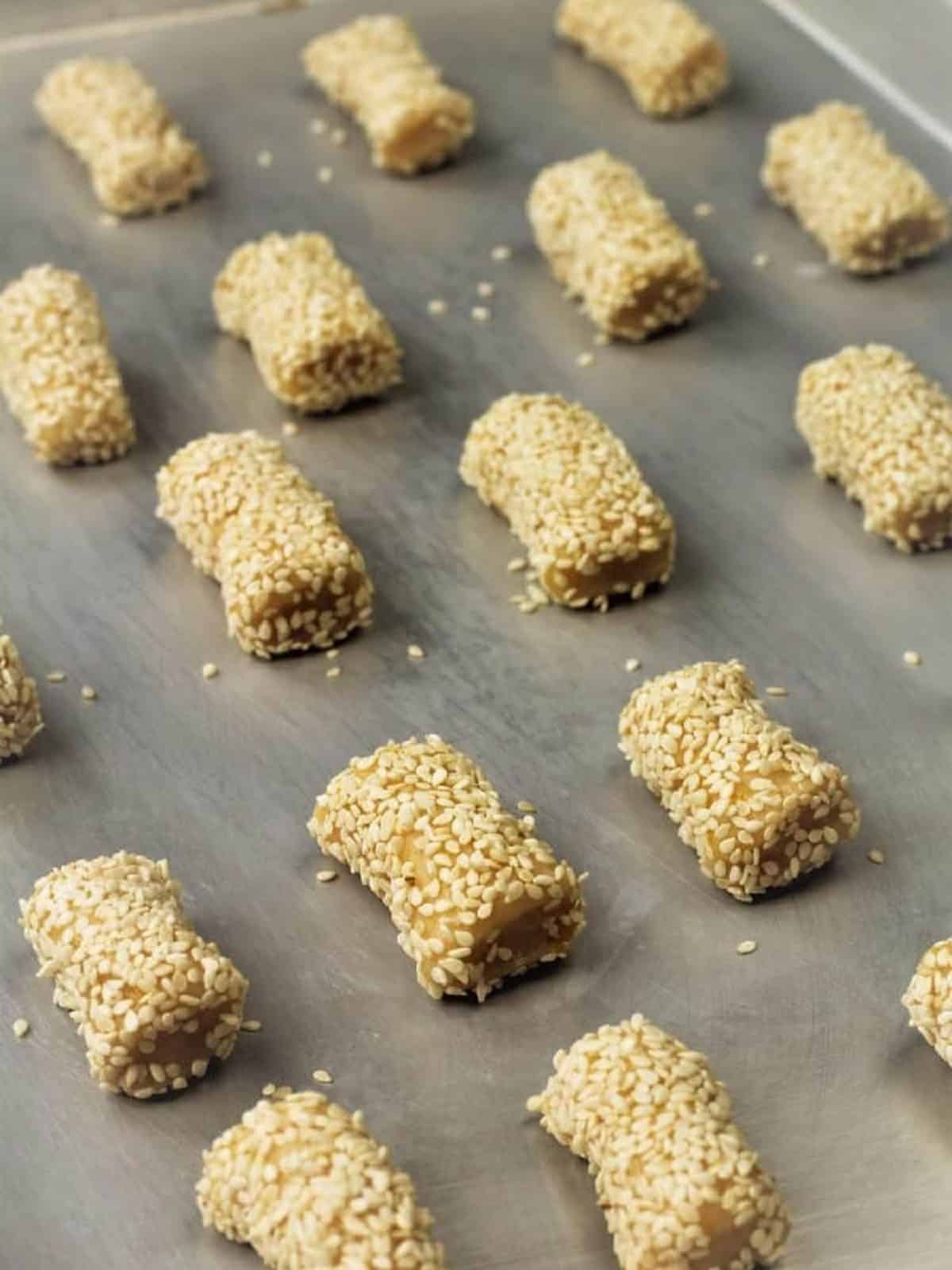 Reginelle cookies placed on baking sheet.