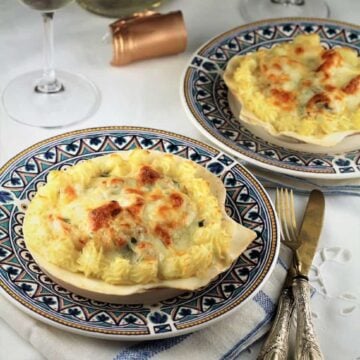 Coquilles St-Jacques served in scallop shells.
