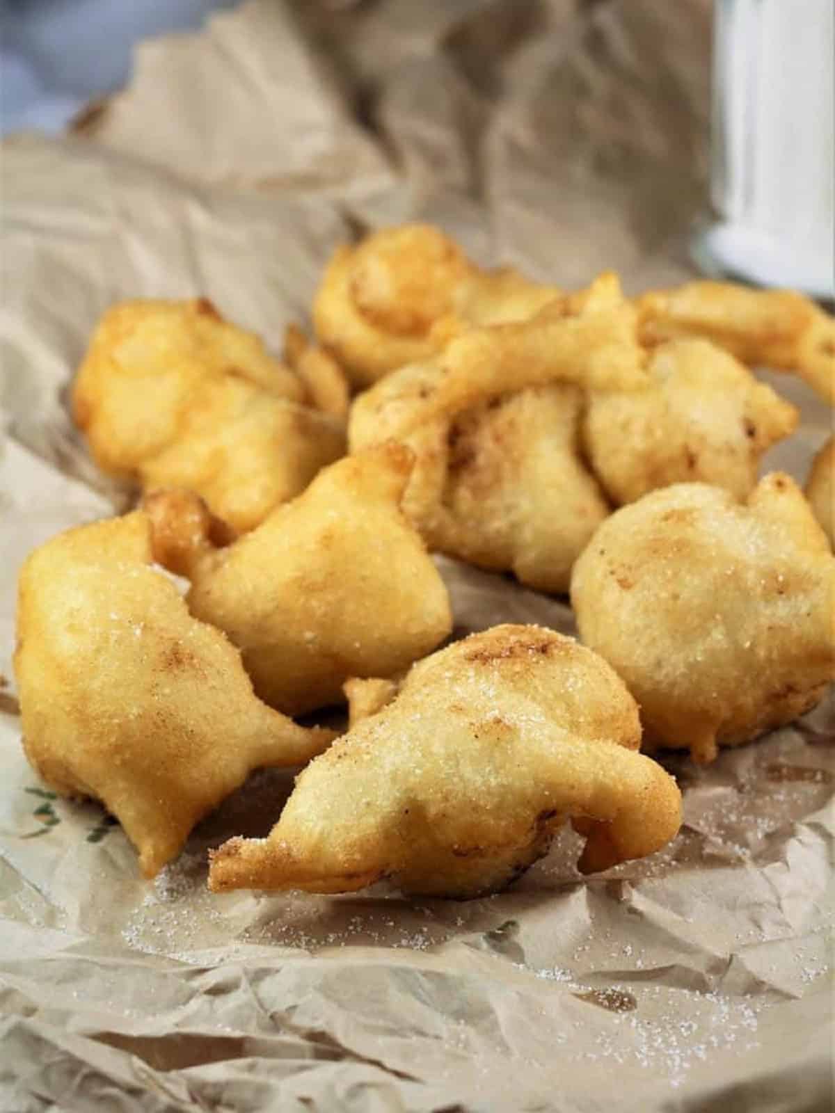 Fried sfinci tossed with sugar and cinnamon.