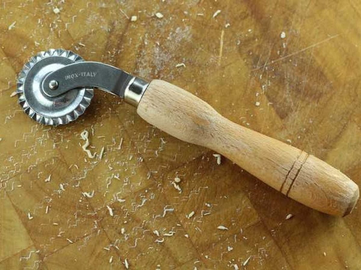 Ravioli cutter wheel for cutting chiacchiere.