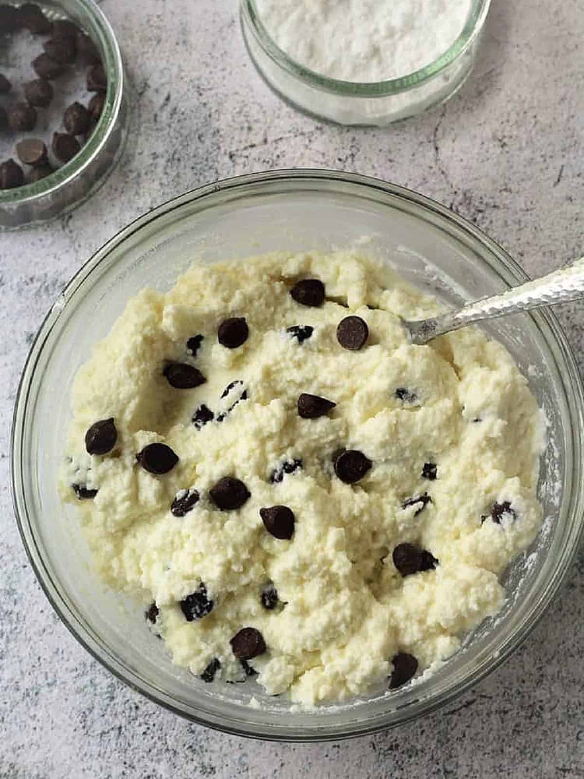 Bowl with ricotta, powdered sugar and chocolate chips for iris filling.