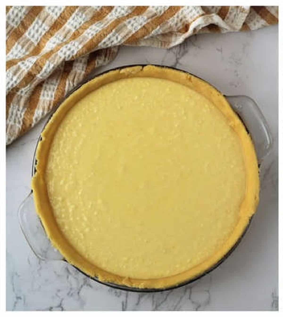 Pie dough filled with ricotta cream.