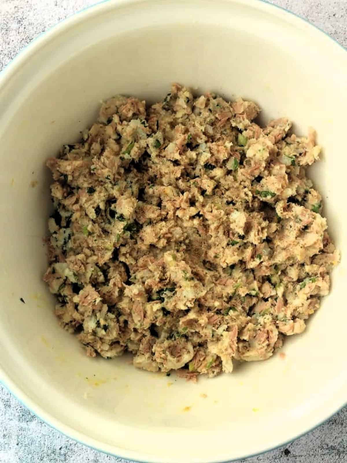 Mixture for tuna potato patties in large bowl.