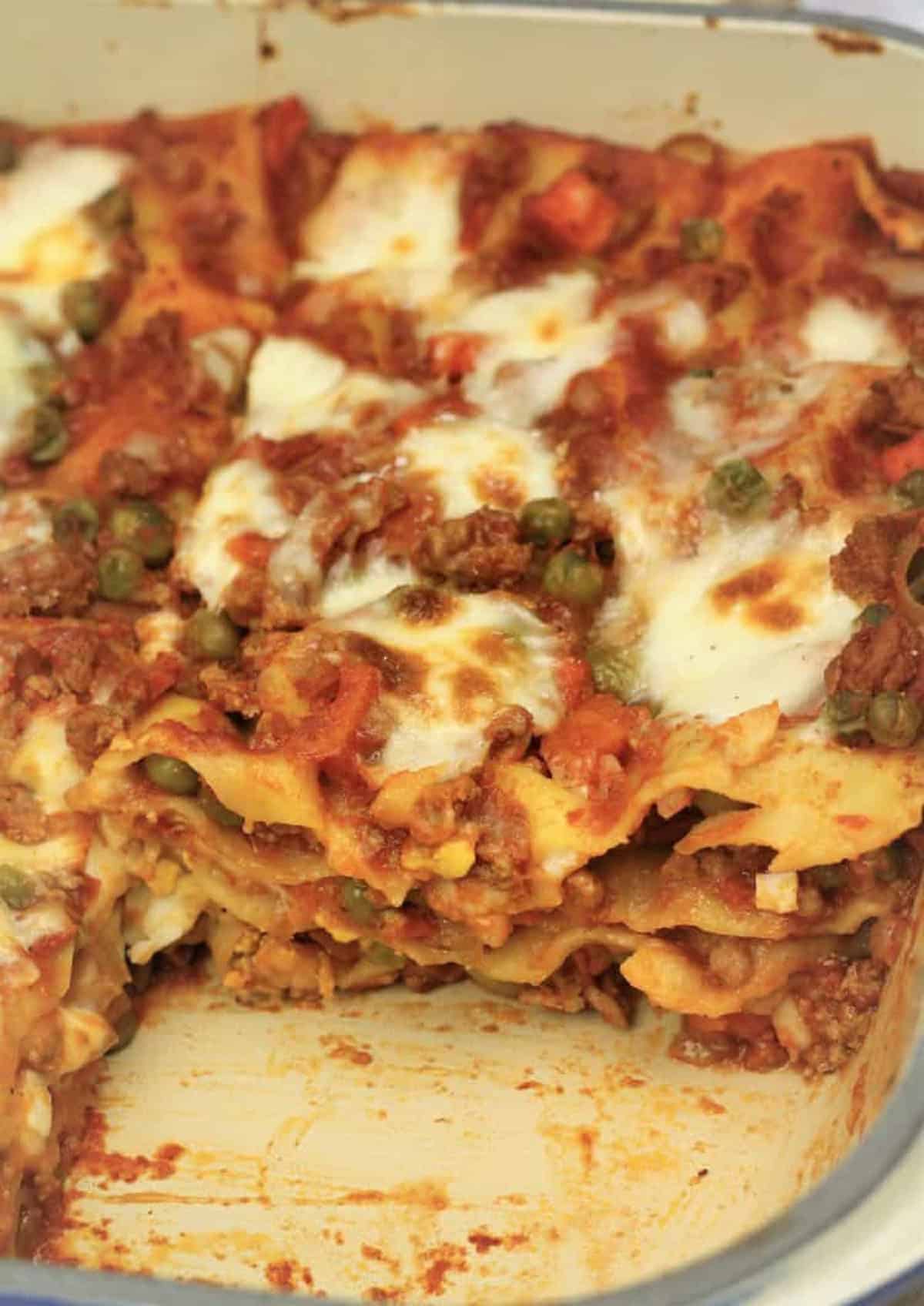 Siiclian lasagna with meat sauce with peas and béchamel sauce.